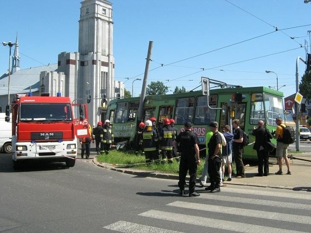 W czwartek wczesnym popołudniem na skrzyżowaniu Rzgowskiej i Paderewskiego w Łodzi wykoleił się tramwaj. Kilka osób zostało rannych.