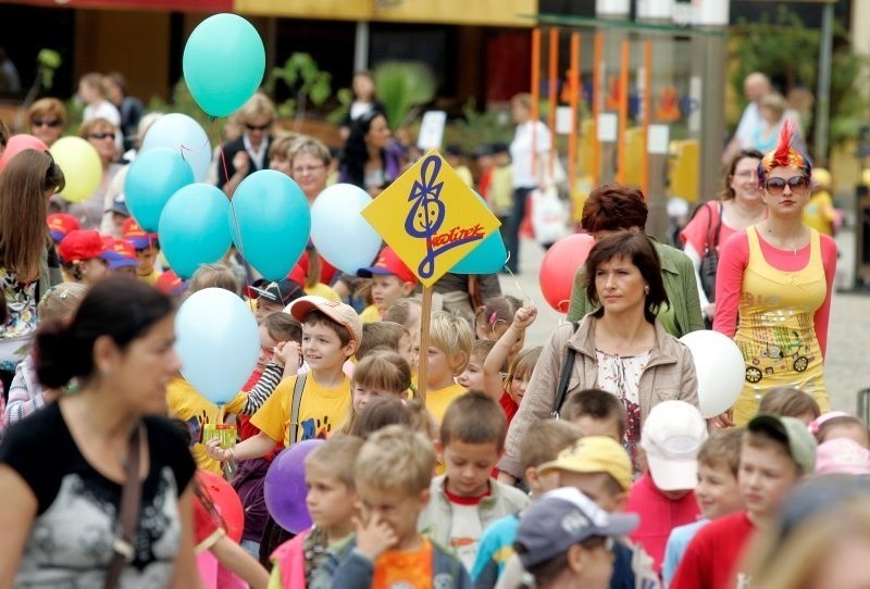 Parada przedszkolaków na wrocławskim Rynku