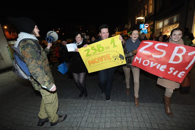 Przemarsz deptakiem zakończył w Poznaniu projekt edukacyjny dla szkół "Movie się"