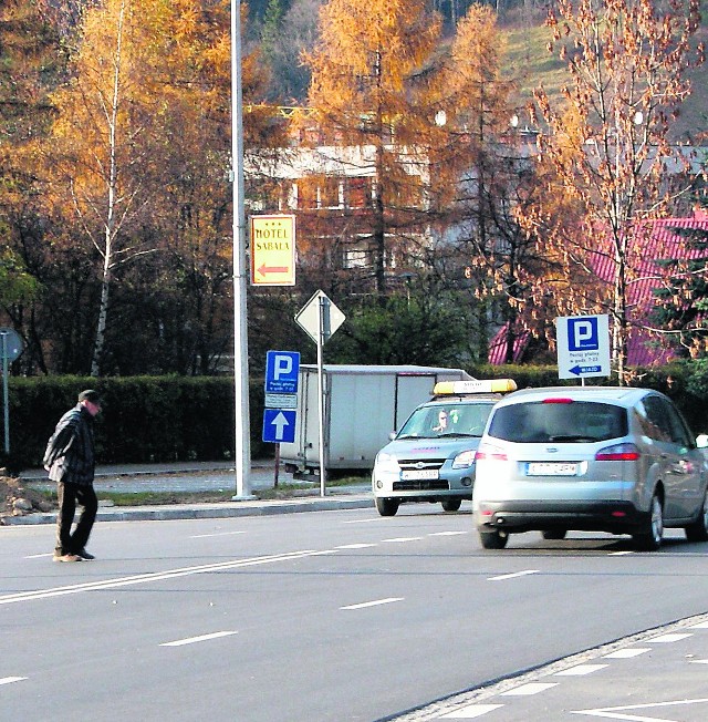 Mieszkańcy Zakopanego, choć przejścia dla pieszych już dawno nie ma, nadal skracają sobie tędy drogę