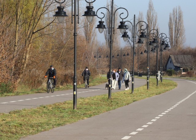 Bulwary nad Mleczną to miejsce na wspaniały odpoczynek od miejskiego hałasu. Można tam pojeździć na rowerze, pobiegać oraz wybrać się na relaksujący spacer. Radomianie chętnie korzystają z tego miejsca. Słoneczna ciepła pogoda zachęca do wyjścia z domu. W środowe południe spotkaliśmy tam kilku miłośników jednośladów, biegaczy oraz spacerowiczów.

Przesuń w prawo, aby oglądać kolejne zdjęcia.
Używaj gestów i strzałek.