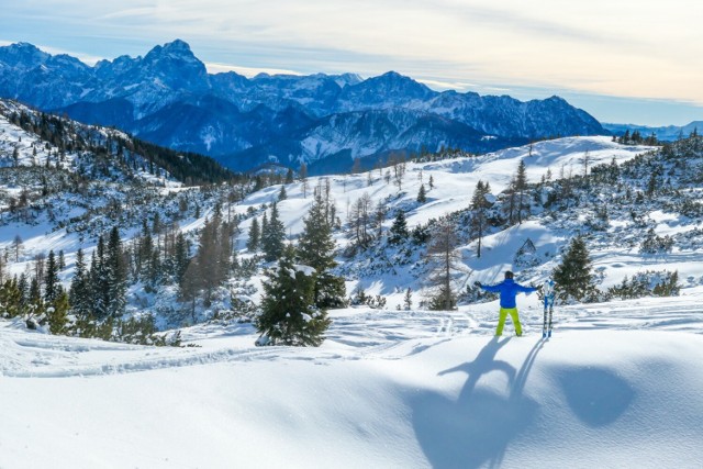Szwajcaria słynie z zapierających dech krajobrazów, których ogromną część stanowią majestatyczne Alpy. Wysokie szczyty i zróżnicowane zbocza to gratka dla miłośników sportów zimowych.