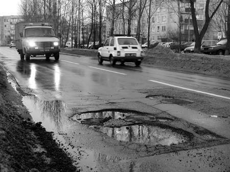 Łatanie dziur w drogach to tylko doraźna naprawa nawierzchni ulic. /  JACENTY DĘDEK