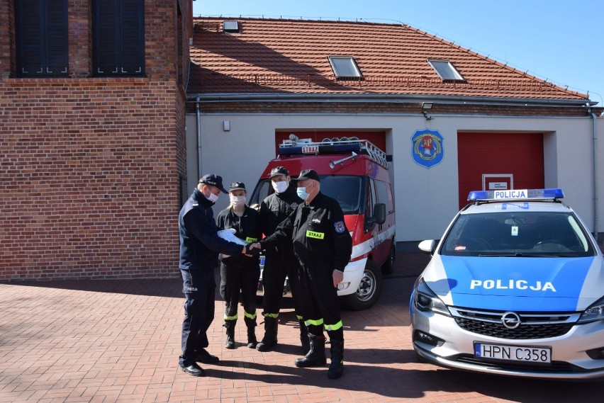 Pruszcz Gd. Strażacy z OSP przekazali maseczki pruszczańskiej komendzie. Policjanci będą je wręczać mieszkańcom podczas kontroli |ZDJĘCIA