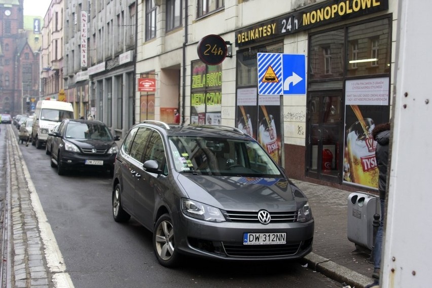 Wrocław: Z centrum zniknęły darmowe parkingi, więc kierowcy znaleźli nowe