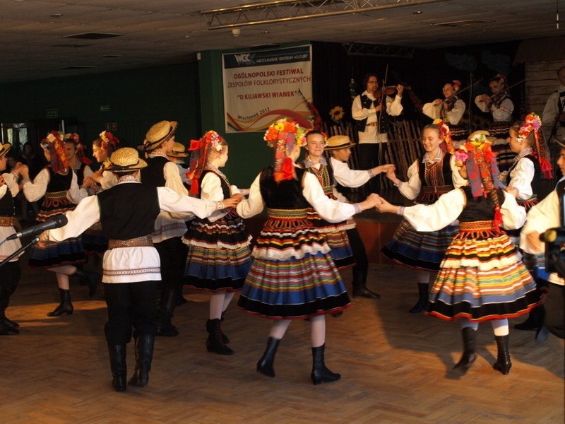 Młodzi „Kaniorowcy” tańczą we Włocławku