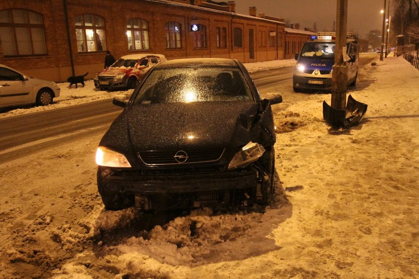 Opel astra wpadł na latarnię na ul. Tymienieckiego