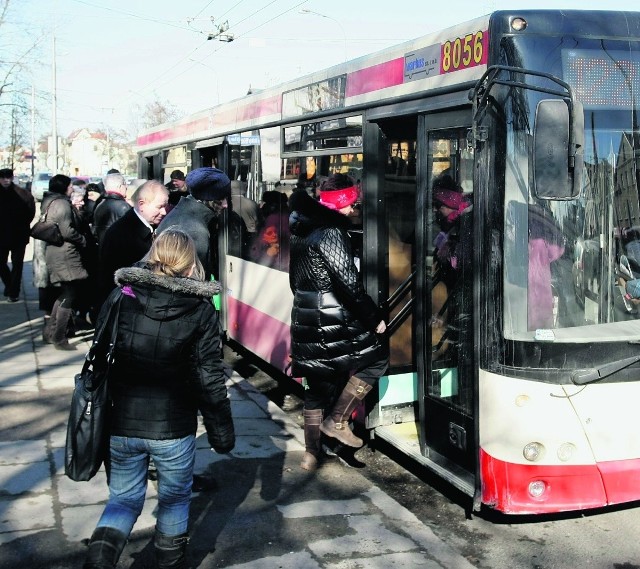 W miesięcznym zestawieniu wydatki na paliwo przegrywają z ceną biletu autobusowego