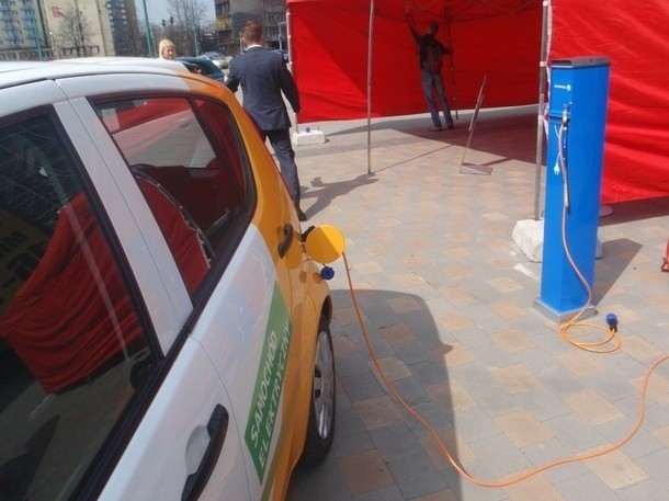 Katowice: Pod Spodkiem promowali elektryczne auta i rowery [ZDJĘCIA i WIDEO]