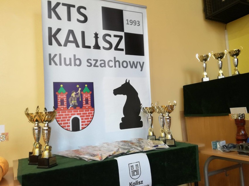 Uczestnicy mistrzostw Kalisza w szachach szybkich