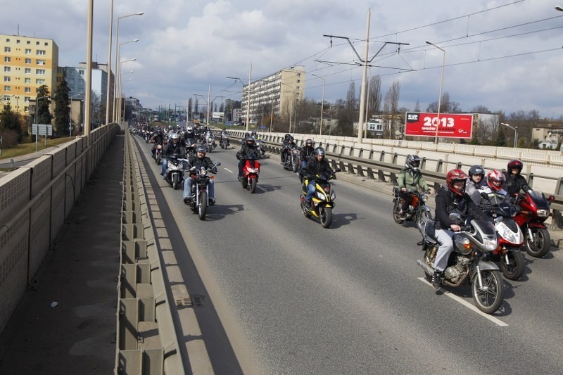 Parada motocykli w Poznaniu z okazji otwarcia sezonu.