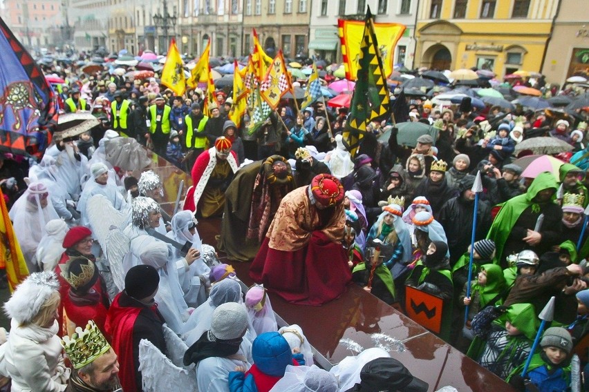 Tysiące wrocławian przeszły ulicami miasta w Orszaku Trzech Króli (ZDJĘCIA)