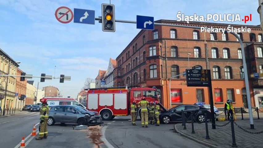 Wypadek w Piekarach Śląskich. Zderzenie samochodów na skrzyżowaniu ul. Bytomskiej z Karola Miarki. Kierowcy trafili do szpitala