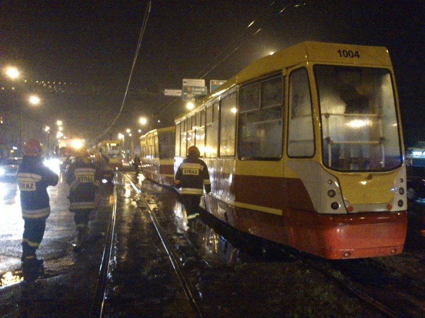 Cysterna zderzyła się z tramwajem na Rzgowskiej [ZDJĘCIA]
