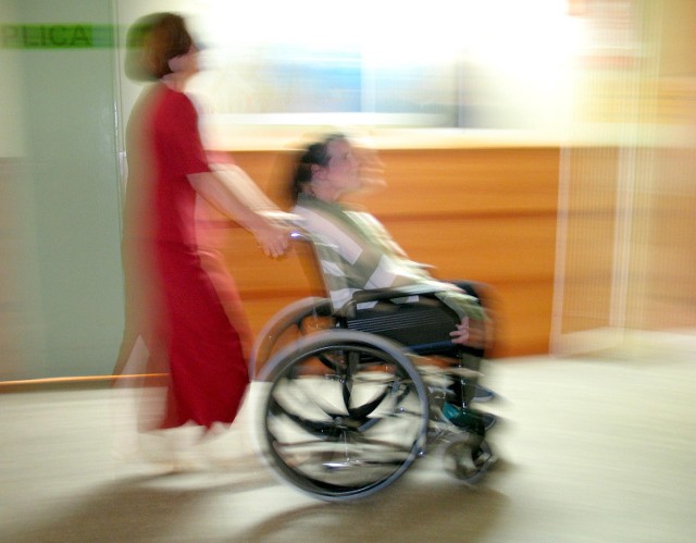 Pacjentka pabianickiego szpitala na wózku odjechała do domu.