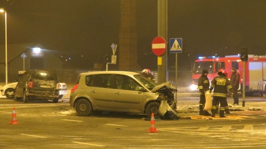 Wypadek na skrzyżowaniu Bardzkiej i Świeradowskiej (ZDJĘCIA)