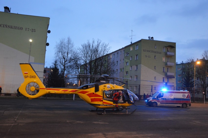 W środku blokowiska w Nysie wylądował śmigłowiec LPR. Zabrał poważnie ranne dziecko