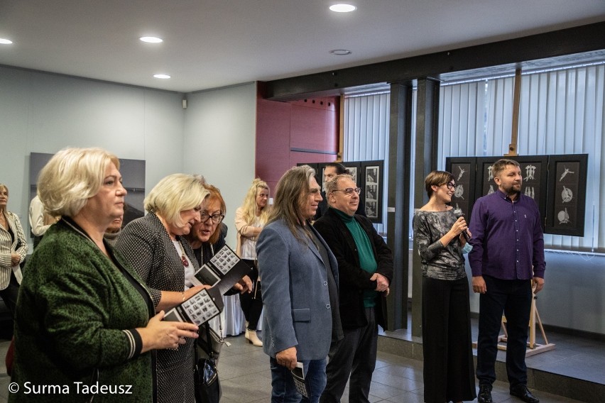 "Świątynia i morze" na wystawie w Stargardzkim Centrum Kultury. Profesor Bajek przerabia traumy, profesor Szot próbuje zatrzymać wspomnienia