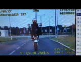 Opalenica: Wysoki mandat i punkty karne dla kierowcy motocykla, który postanowił jeździć po mieście na jednym kole! [video]
