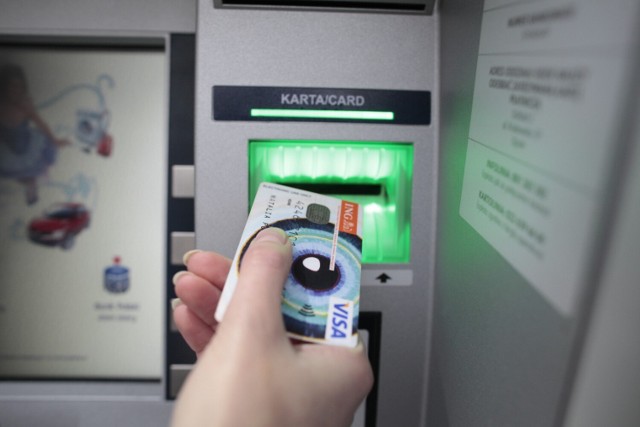 Sprawdziliśmy, w jakich sytuacjach bankomat może zatrzymać nam kartę. Szczegóły znajdziecie na kolejnych zdjęciach >>>

