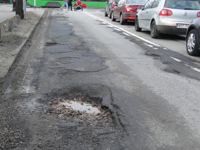 Ulice w Poznaniu przypominają szwajcarski ser