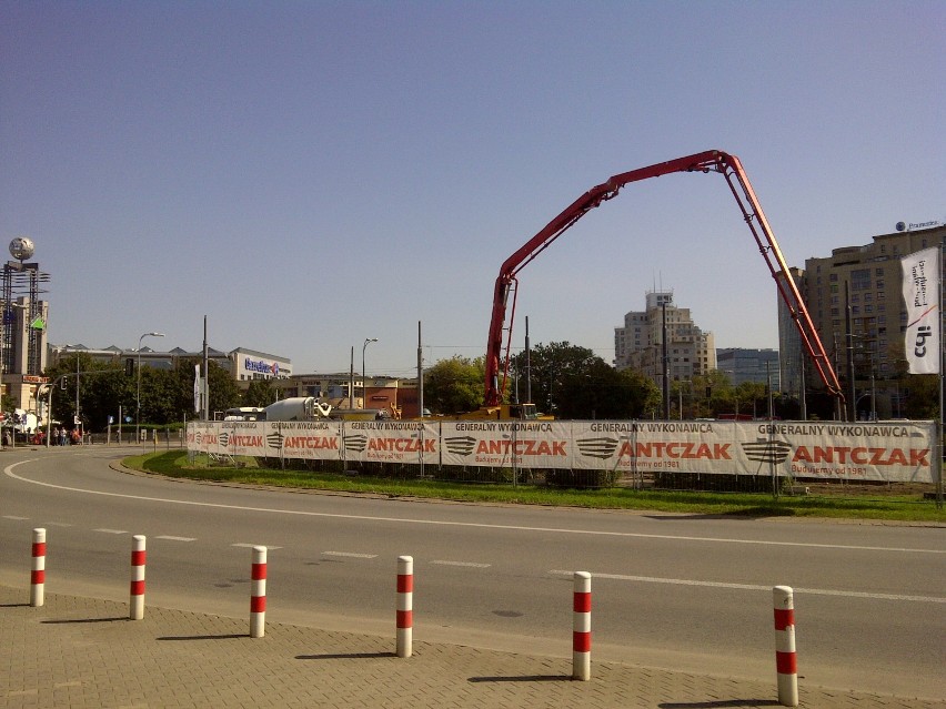 Maszt Wolności stanął w Warszawie. Budowała go firma z Kalisza. FOTO
