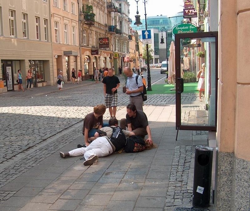 Przed "Pijalnią wódki i piwa" przy ulicy Wrocławskiej w...