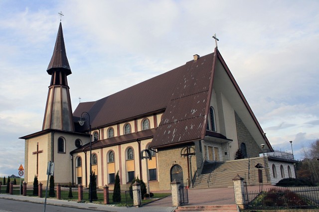 W spokojnej podgorlickiej wsi ktoś zamierzył się na kościół parafialny pw. Matki Bożej Wspomożenia Wiernych. W nocy do prezbiterium świątyni wpadły sporej wielkości kamienie. Sprawcy wybili nimi witraże w oknach budynku.