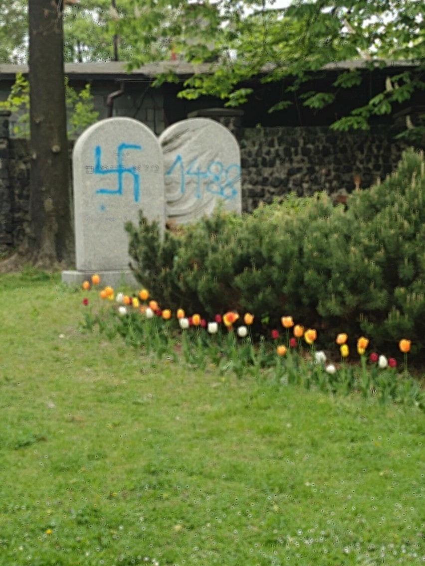 Symbole nazistowskie w Chorzowie! W Parku pod Kasztanami zdewastowano pomnik. Przypomina on o mieszczącym się tam kiedyś kirkucie