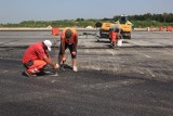 Lotnisko w Świdniku: Sprawdzają jakość asfaltu na pasie startowym (ZDJĘCIA)
