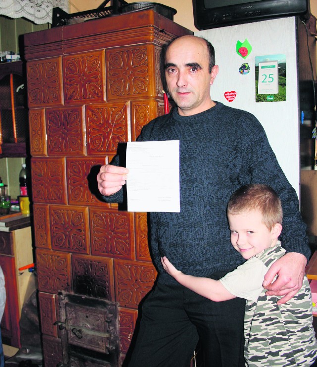 Jerzy Kemona z ul. Skalskiej z synem Alanem z rachunkiem za CO, który musi zapłacić