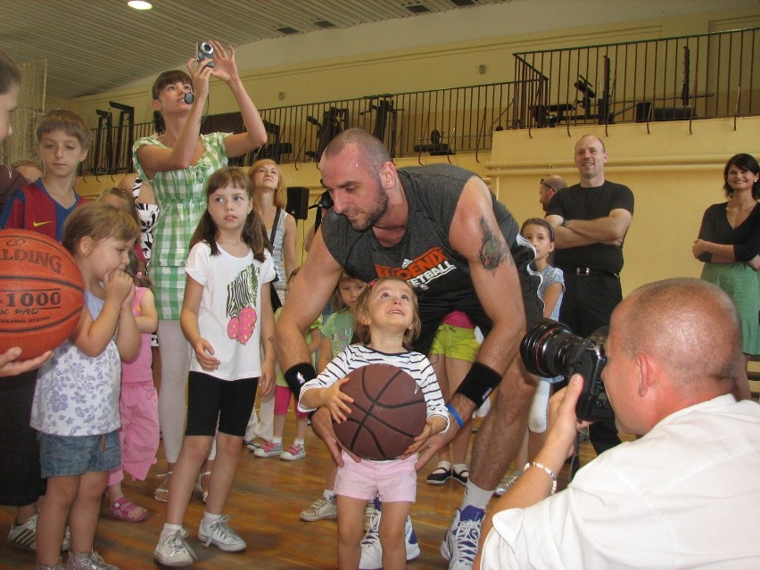 Marcin Gortat uczy koszykówki dzieci komandosów w Lublińcu [ZDJĘCIA]