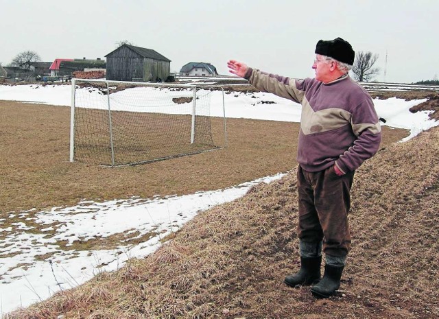 Henryk Trzebiatowski wskazuje 1/3 fatalnie wybudowanego boiska