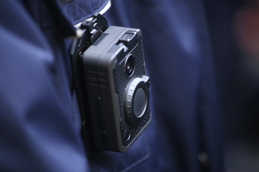 Policja rozpoczęła montowanie kamer w każdym mundurze. Tak...