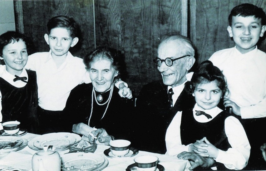 Bielsko, lata 50. Bohdan (drugi z lewej), kuzynostwo oraz...