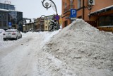 Zakopane zasypane. Po nocnych opadach trwa odśnieżanie. A to nie koniec. Prognozy są takie, że spadnie jeszcze do 30 cm śniegu