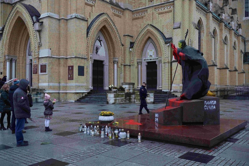 Skandal w Łodzi! Pomnik świętego papieża Jana Pawła II...