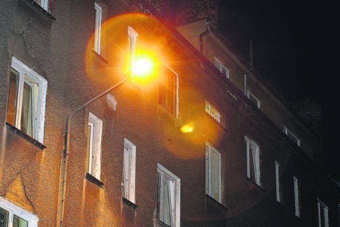 Latarnie na budynkach to często jedyne oświetlenie