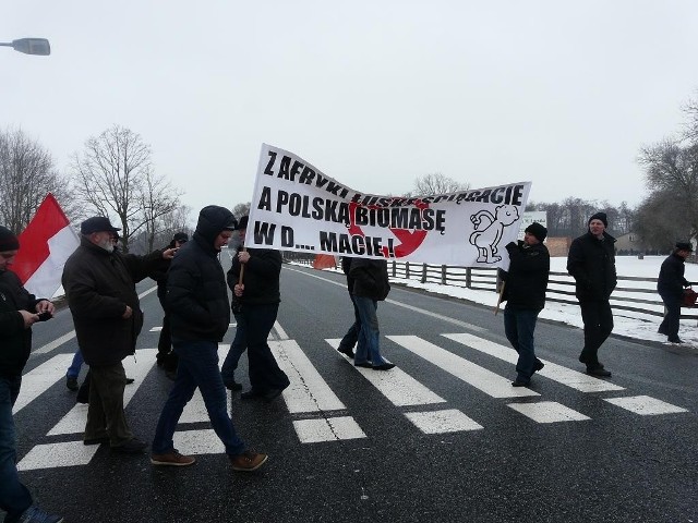 Protestujący chodzili po zebrze blokując ruch