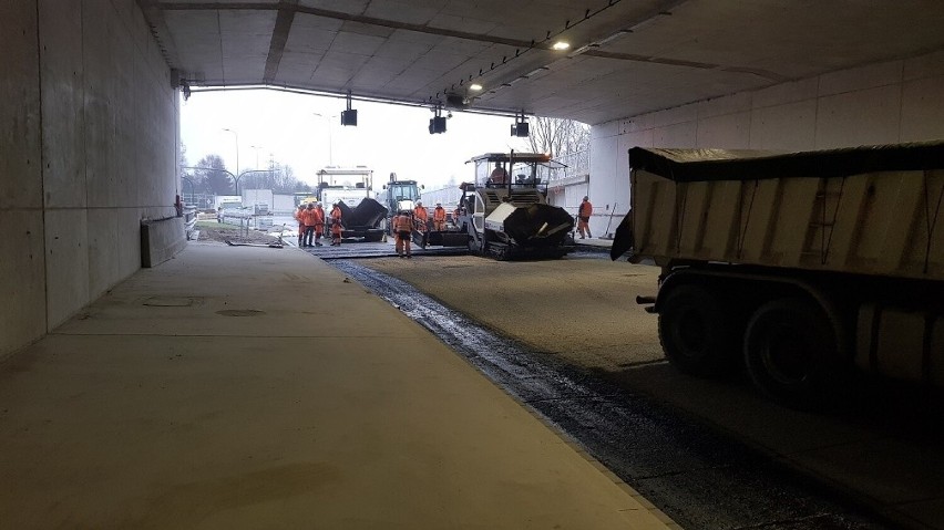 Kraków. Trasa Łagiewnicka ma być gotowa za trzy miesiące. Teraz kładą już asfalt w tunelach [ZDJĘCIA]