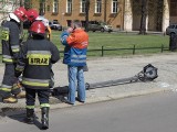 Wrocław: Na pl. Katedralnym ciężarówka złamała latarnię