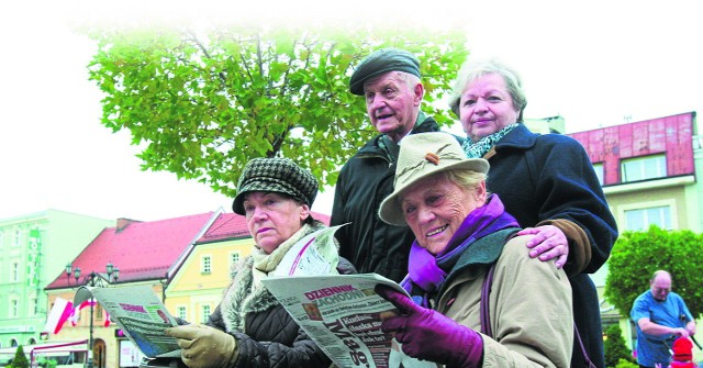 Nasi doradcy, czyli seniorzy z Uniwersytetu Trzeciego Wieku w Rybniku. Od lewej: Szczepan Balicki, Barbara Natkaniec, Urszula Motyka i Krzysztofa Klimek.