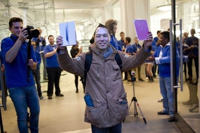 Klient sklepu w Amsterdamie w pierwszym dniu sprzedaży iPada