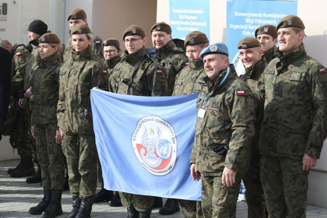 Kilkadziesiąt osób  w sobotę, 2 marca, wzięło udział w Marszu Szlakiem Żołnierzy Wyklętych. Miał on upamiętnić los polskich bohaterów.



Marsz został zorganizowany przez Stowarzyszenie Kombatantów Misji Pokojowych ONZ. Zaczął się od zwiedzania Ośrodka Myśli Patriotycznej i Obywatelskiej, który jest częścią Wzgórza Zamkowego w Kielcach.

>>> ZOBACZ WIĘCEJ NA KOLEJNYCH ZDJĘCIACH 