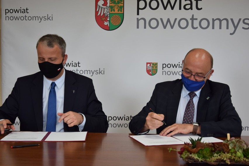 Wojewoda Michał Zieliński w Nowym Tomyślu. Podpisano umowy w ramach dwóch programów
