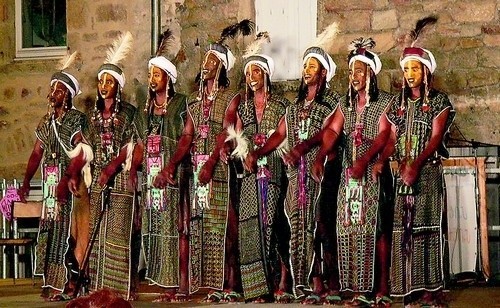 Plemię Fula z Nigru leżącego na Saharze pokaże w tańcu, w jaki sposób wojownik stara się o względy kobiety