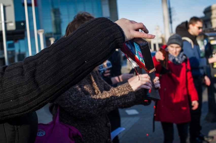 Krwawy telefon stanął w centrum. Wyjątkowy flashmob w...