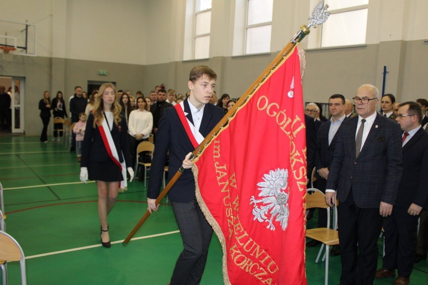 Uczniowie klasy wojskowej w Wieluniu już umundurowani. Zobaczcie ZDJĘCIA z uroczystości w II LO 