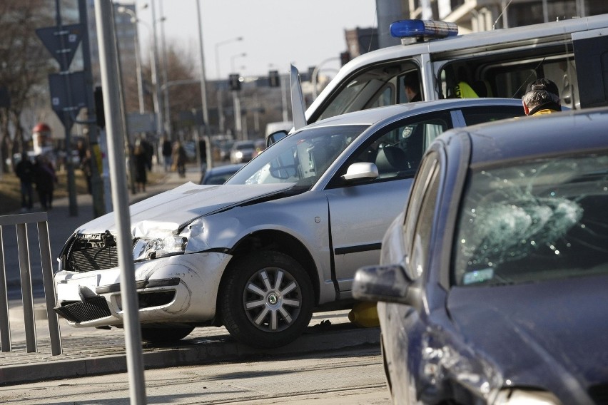 Trzy osoby ranne. Policjanci wjechali w policjanta (ZDJĘCIA)