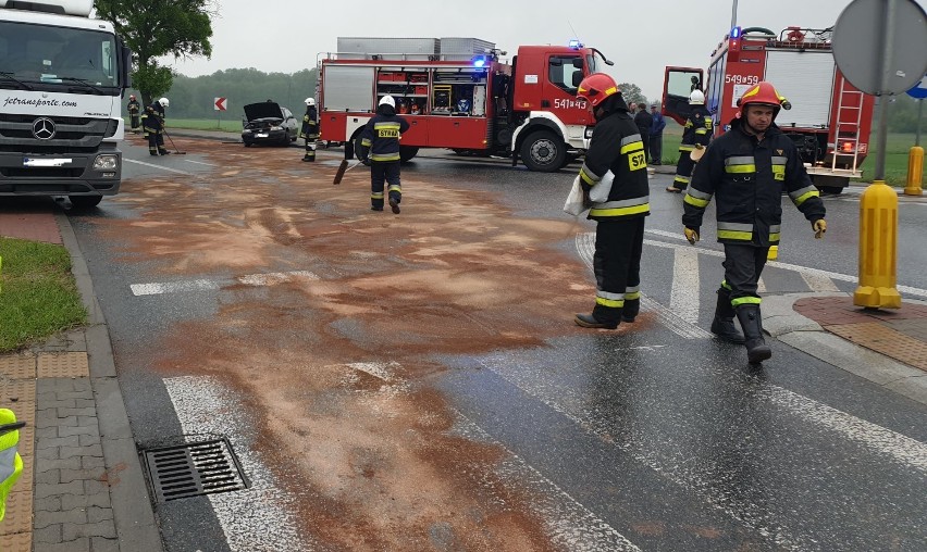 Wypadek w Zaborowie II na drodze wojewódzkiej 713. Opel astra wjechał pod ciężarówkę [ZDJĘCIA]